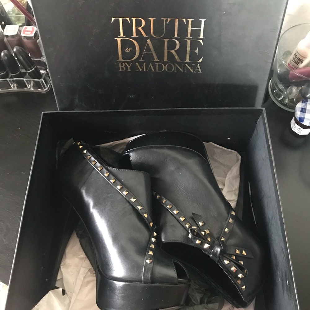 Heel booties